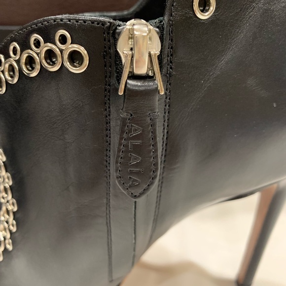 Alaia eyelets leather booties - Picture 5 of 10
